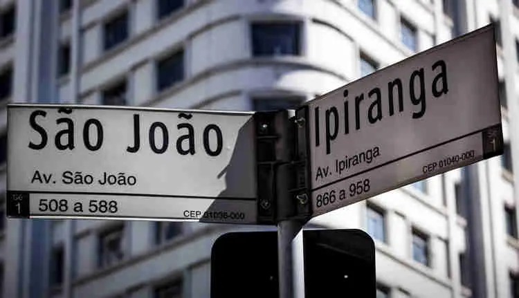 placa mostrando a esquina da av ipiranga com a são joão, no cento de são paulo
